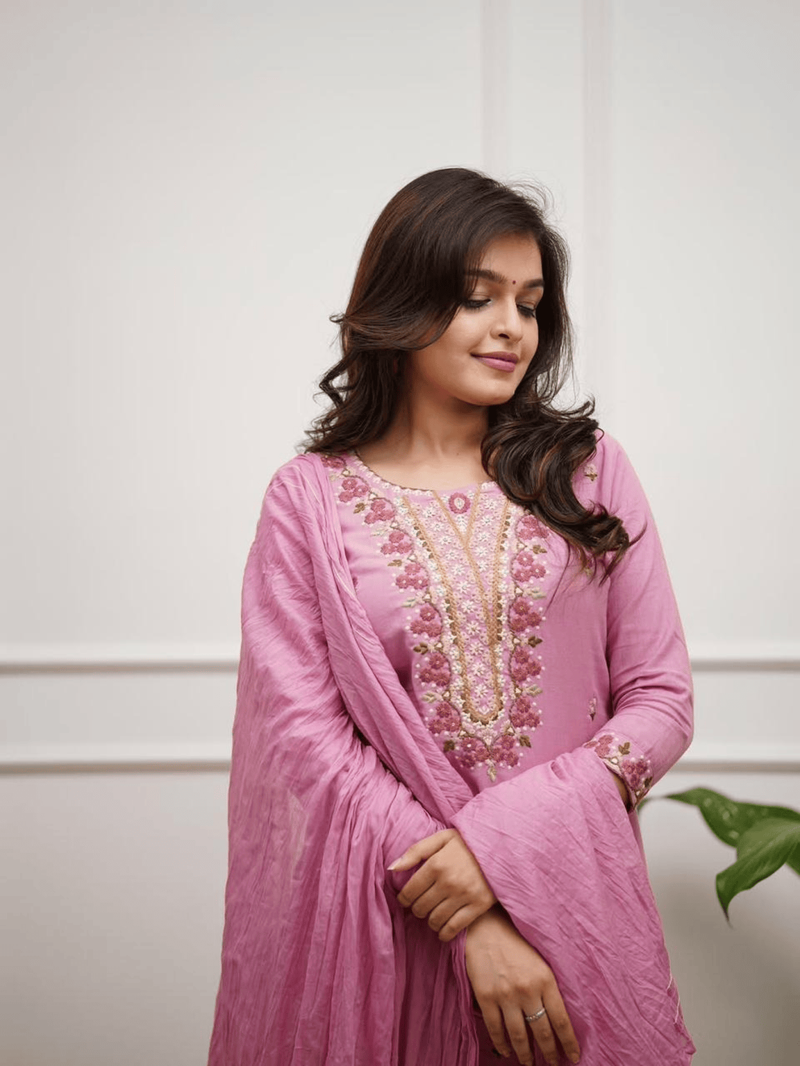 WOMEN'S PINK EMBROIDERED KURTA SET